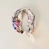 Bufanda Pequeña de Seda Estilo Nuevo con Hebilla Magnética Perezosa y Tacto de Alta Gama, Cadena de Perlas para Clavícula para Mujer, Bufanda Pequeña con Elemento de Carruaje de Lunares Paisley