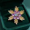 Broche de Copo de Nieve con Pedrería de Siete Colores para Industria Pesada Pin de Gema de Color Incrustada en Aleación Ramillete para Traje Abrigo Chal Venta al por Mayor de Fábrica