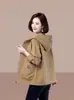 Chaqueta Corta Holgada con Capucha Casual Talla Grande para Mujer Estilo Nuevo Primavera y Otoño 2025 Ropa para Madres de Mediana Edad y Mayores Chaqueta Rejuvenecedora
