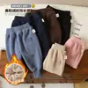 Pantalones de forro polar para niños para otoño e invierno, engrosados para ropa exterior de invierno para niños, pantalones de chándal de forro polar integrados para niñas y niños pequeños