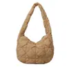 Moda fresca dulce plisada 2023 nueva exquisita casual bandolera portátil de hombro axilar de gran capacidad para mujeres