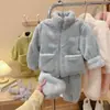 Conjunto de Pijama de Flanela Infantil 2026 Outono/Inverno Lã Norte-Americana Espessada Meninos e Meninas Roupa Externa Quente Pijama de Bebê Moderno