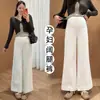 Jeans blancos de maternidad, nuevo estilo coreano 2026, con bolsillos laterales, piernas ligeramente acampanadas, cintura alta, cordón ajustable y diseñados para usar como prenda exterior