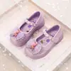Sapatos Casuais de Couro de Princesa para Crianças Verão 2025 Novo Estilo Sapatos de Cristal para Meninas Solado Macio Moda Pérola Pequena Menina Sapatos Individuais