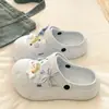 Mt.mit Sapatos com Furos de Solado Grosso Femininos para Uso Externo 2026 Verão Super Fofos Estilo Menina Delicada Bico Fechado Antiderrapantes Aumentadores de Altura Chinelos