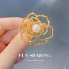 Broche de Perla Camelia Luminosa Corsage de Flor Dorada Hueca para Mujer Accesorios de Pin para Traje de Alta Gama con Textura