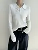Mantenha alguns em cores diferentes: este suéter de malha canelada, com corte justo e feito de lã merino ultrafina 120s, é incrivelmente valorizador e perfeito para mulheres no outono.