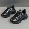 Zapatillas Blancas Transpirables Personalizadas QZH2102 Nuevas 2025 Primavera/Verano Casuales Suela Gruesa Aumentadoras de Altura Resistentes al Desgaste Estilo Coreano