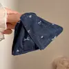 Presilha de cabelo triângulo em tecido para mulheres, com um visual sofisticado, perfeita para criar um coque estiloso na parte de trás da cabeça; uma grande presilha tipo tubarão com aparência delicada, com um laço de borboleta