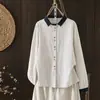 Foto real de la nueva blusa casual holgada estilo coreano de primavera 2026, camisa de rayas de manga larga con cuello vuelto y bloques de color únicos para mujer