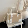 Bolsa feminina de grande capacidade, nova moda casual de verão 2026, bolsa de ombro, bolsa para aula de estudante universitário, bolsa quadrada pequena para o dia a dia