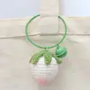 Colgante de ganchillo hecho a mano terminado colgante de fresa blanca tejida con lana colgante de llavero tejido joyería para bolso