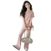 Estilo Nuevo de Verano 2026 para Niños Medianos y Mayores Conjunto de Dos Piezas: Top de Manga Corta Elegante de Moda con Personalidad Simple y Pantalones Casuales Estilo Coreano