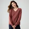 Suéter de punto grueso con diseño floral y cuello en V, diseñado para otoño e invierno, con un corte relajado y holgado, y hecho con una mezcla de hilo y cachemira.