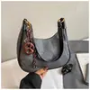 Bolsa de Design de Nicho em Forma de Meia-Lua Feminina 2025 Novo Estilo Coreano Retrô Ombro Único Transversal Pequena Bolsa Estilo Ocidental Bolsa de Dumpling Transfronteiriça