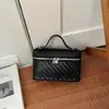 Bolsa de mão pequena quadrada, simples e casual, novo estilo vintage outono 2026, design de nicho único, bolsa feminina de ombro único e transversal