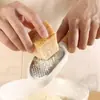 Juego de 11 Utensilios de Cocina con Mangos de Madera de Haya: Batidor de huevos, Pelador, Abridor de botellas, Cortador de pasteles, Ablandador de carne, Prensa de ajos, Rallador