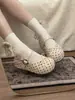 Zapatos Mary Jane para el día a día con lunares, caracterizados por un material suave, suela gruesa y un estilo sofisticado pero discreto. Estos zapatos de mujer son fáciles de cuidar y añaden un toque de elegancia a cualquier atuendo.
