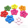 Fornecimento spot botões de flor de ameixa de dois olhos com rosto sorridente vazado botões de madeira coloridos cor mista Fivela de madeira DIY