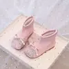 Botas Infantis Estilo Princesa Bebê Solado Macio 2026 Outono Inverno Novo Botas Curtas Femininas com Plus Veludo Botas de Couro de Menina com Strass