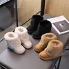 Botas de neve para meninas, novo estilo de inverno 2026, sapatos infantis espessos e quentes, forrados com fleece, botas curtas da moda