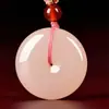 Venta al por mayor de fábrica polvo de raíz de loto de jade afgano natural colgante con cierre de seguridad para hombre y mujer colgante de jade rosa con cierre de seguridad