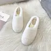 Novedad Otoño e Invierno 2025 Estilo Baotou Zapatos Planos de Medio Arrastre Zapatillas Peludas de Celebridad de Internet para Mujeres Zapatos Planos Perezosos Tipo Mula Zapatos de Algodón