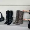 []Botas femininas longas de bico quadrado 2026, pretas, com rebites, design plissado e uma abertura de perna larga e flare