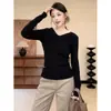 Blusa de Tricô Manga Longa com Decote V Expondo a Clavícula Estilo Coreano para Mulheres Design Outono/Inverno 2025 Senso de Design Nicho Emagrecedor Camada Base