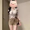 Chica Caliente Americana Usa Shorts de Mezclilla Color Caqui que Realzan las Caderas para Mujer Nuevo Estilo 2025 Ajustados que Cubren los Glúteos Hot Pants