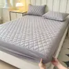 Sábana Bajera Ajustable Impermeable de TPU Acolchada Transfronteriza Hecha a Medida Patrón de Diamantes Amigable con la Piel Cubierta de Cama Acolchada Cepillada Cubierta de Colchón Sábana Bajera Acolchada