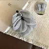 Grampo de Banana em Gaze Estilo Francês Nuvem Preguiçosa com Design Fofo Multicamadas, Criando uma Atmosfera Elegante e Versátil para a Parte de Trás da Cabeça
