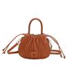 Moda de comércio exterior nicho textura bolsa tiracolo mensageiro portátil pequena feminina 2024 Nova bolsa de balde plissada com cordão