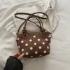 Bolso cubo nuevo retro y minimalista, un bolso de mano moderno y casual para otoño de 2026, con un diseño texturizado y adecuado para que las mujeres lo lleven como bolso de hombro o bolso cruzado