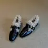 Retro estilo francés, forrados de felpa, cálidos, detalle de hebilla, zapatos peludos, nueva colección de invierno 2026, zapatos casuales de una sola pieza para mujer, zapatos pequeños de cuero con tacón grueso