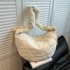 Bolsa Transversal de Bolinho Tendência deste Ano com Bordado de Coração Pêssego Suave Grande Capacidade para Mulheres Nova Moda 2025 Versátil Bolsa para o Dia a Dia