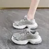 Nuevos Zapatos de Verano para Mujer Estilo Coreano Moda Versátiles Suela Gruesa que Aumenta la Altura Zapatos de Papá Malla Antideslizante Transpirables Tenis Casuales