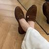 Em stock e entrega rápida! Sapatos Loafer Feminino Estilo Britânico Retrô Camurça Versátil Fivela Dourada Pequena Salto Grosso Bico Redondo Slip-on
