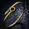 Pulsera de acero inoxidable, moderna y de alta gama, estilo europeo y americano, estilo ins para mujer, oro macizo de 18 quilates, patrón romano, piedra redonda, tachuela, pulsera de acero de titanio