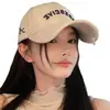 Gorra de Béisbol con Letra Gruesa para Mujer, Combinación Perfecta para Mostrar la Cara, Gorra Pequeña de Copa Dura con Visera Ancha para Cabeza Grande, Sombrero Cremoso-blanco de Moda