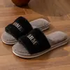 Zapatillas de Algodón de Invierno Estilo Francés Bordado de Letras para Mujer de Una Tira Calientes Cómodas Versátiles para el Hogar Interior Zapatillas de Piel