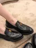 2026 Nuevo Estilo Hebilla de Camelia Punta Redonda Sin Cordones Zapatos Mocasines de Tacón Grueso para Mujer, Zapatos de Cuero Estilo Británico, Zapatos de Tacón Alto Individuales para Mujer