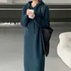 Vestido de Punto con Capucha Estilo Coreano 2026 para Mujer Otoño e Invierno Nuevo Suelto Adelgazante Largo por Encima de la Rodilla Color Sólido Vestido Suéter