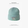 Gorro de punto versátil para otoño e invierno para mujer con letras bordadas, elegante, cálido, a prueba de viento, diseño de oso para poner sin cierre