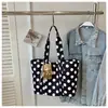Nova bolsa tote casual de bolinhas de grande capacidade, versátil e estilosa, adequada para mulheres carregarem na mão ou como bolsa de ombro para o trabalho e o trajeto.