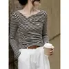 Camiseta listrada de manga comprida para mulheres, novo estilo outono 2026, top assimétrico ombro a ombro slim fit
