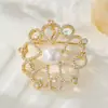 Broche de Corazón Hueco Estilo Francés de Lujo Ligero con Perla de Agua Dulce, Aleación de Cobre con Chapado en Oro Real e Incrustación de Circonita, Pin Exquisito