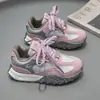 Tênis esportivos para meninas, tênis de treino infantis macios com sola flexível, coleção primavera/outono 2025, tênis de corrida para meninos, tênis casuais estilo "dad shoes" para crianças mais velhas