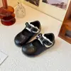 Sapatos Casuais de Couro da Moda para Crianças 2025 Outono Novo Estilo Crianças Médias e Grandes Moda Versátil Sapatos Pequenos de Couro Sapatos de Couro Antiderrapantes para Meninas