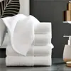 El fabricante vende al por mayor toallas blancas de satén platino 100% algodón, toallas de hotel, toallas de baño y toallas cuadradas, con la opción de bordar logotipos.